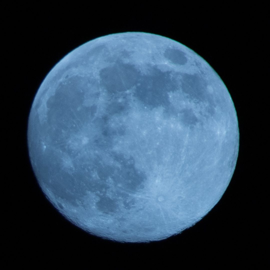 今宵は満月。。。EOS 70D、SIGMAのContemporaryシリーズ望遠レンズ（18-300mm F3.5-6.3 DC）にて撮影。
