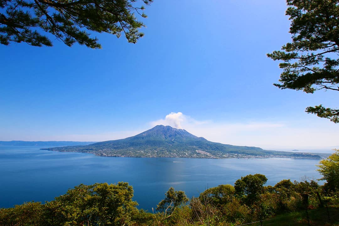 鹿児島のシンボル・桜島、鹿児島市街地から見ると大きな山に見えますが、実際は錦江湾に浮かぶ島なんです。
