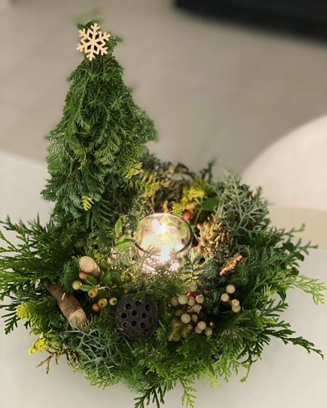 スタッフによる今月のお花。クリスマス・フォレスト。キャンドルで聖なる夜を演出。。。さらにPixaloopで院長勝手にアレンジ
