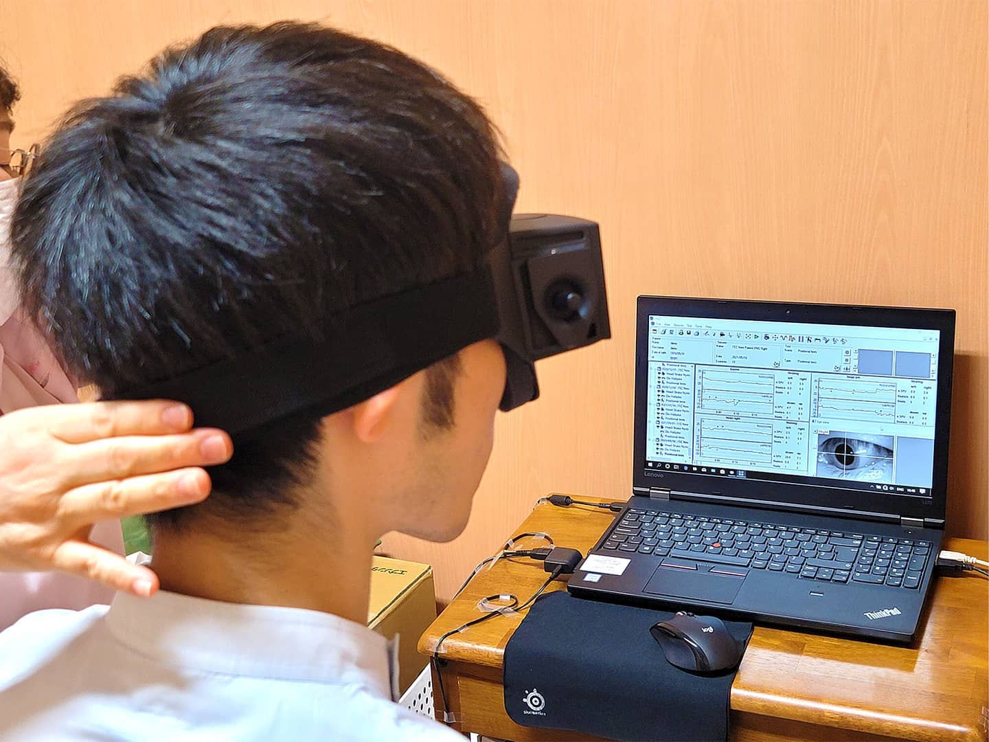 めまいの診断機器、ビデオ式眼振計測装置（VOG）